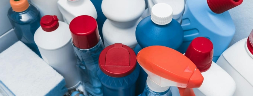 pojemniki z chemią czyszczącą