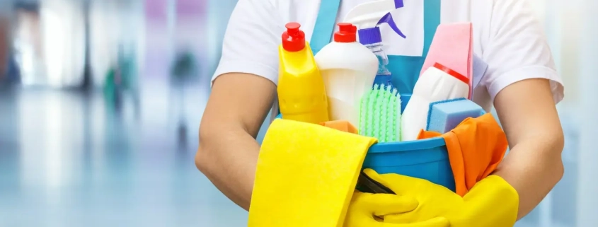 mężczyzna trzyma środki czystości