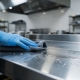 czyszczenie blatu ze stali nierdzewnej w kuchni lokalu gastronomicznego