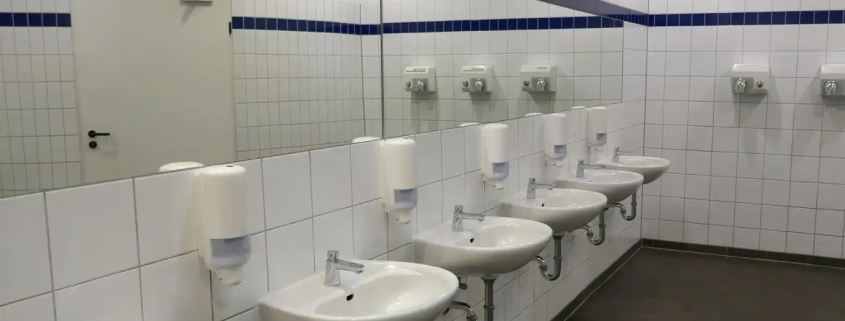 wnętrze toalety publicznej